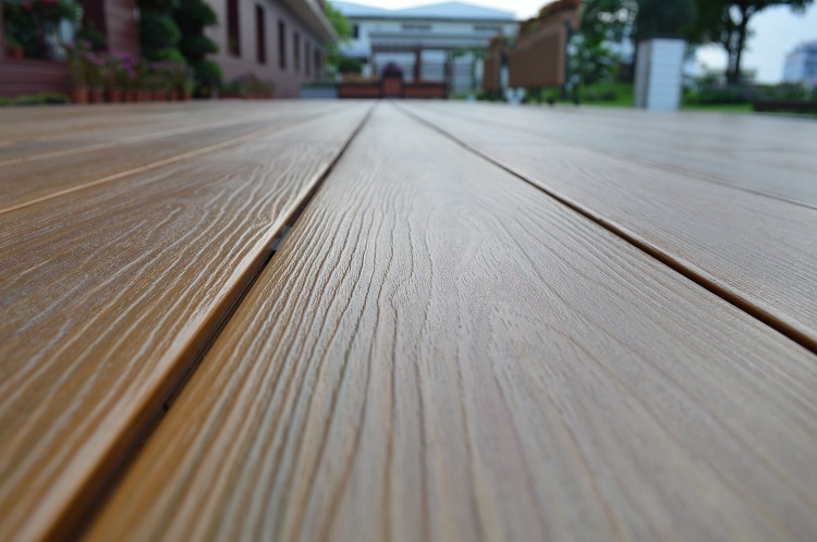 怎样去鉴定塑木地板质量的优劣呢?
