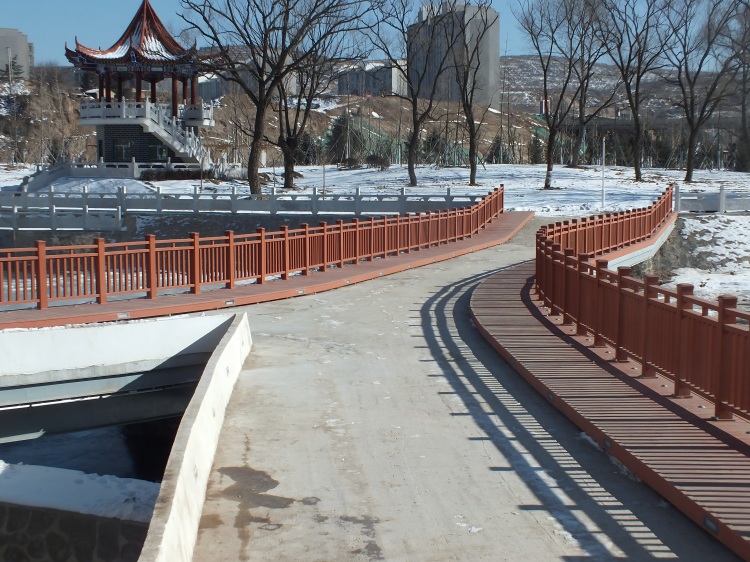 景区护栏为什么都选百妥木?5大核心优势，适配所有户外场景