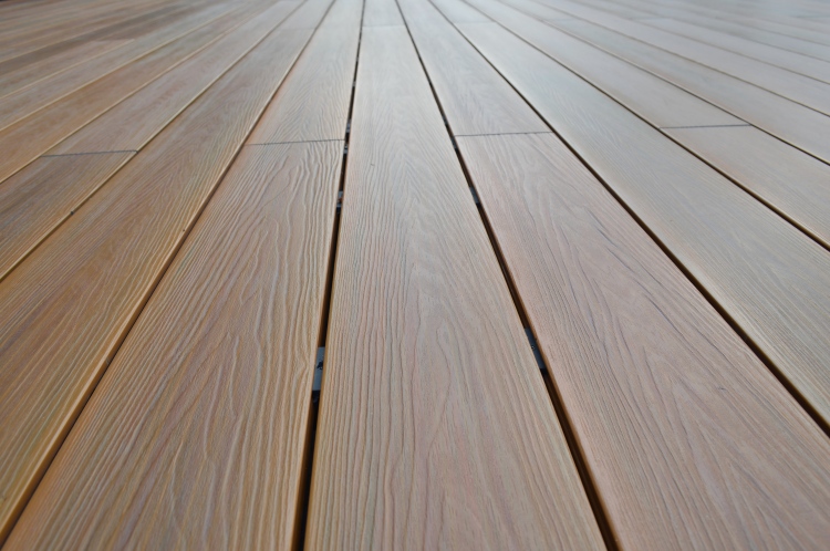 百妥木塑木和彩钢板对比，哪个更耐用?