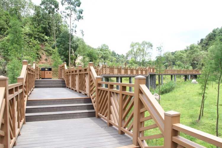 户外不怕晒，百妥木塑木抗老化更强