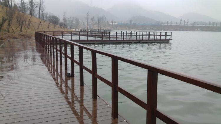 百妥木塑木，商业广场颜值与耐用担当，不褪色更显大气质感