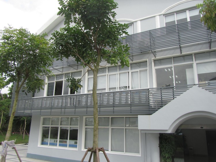 百妥木塑木格栅助力深圳联排住宅，重塑高端户外人居质感