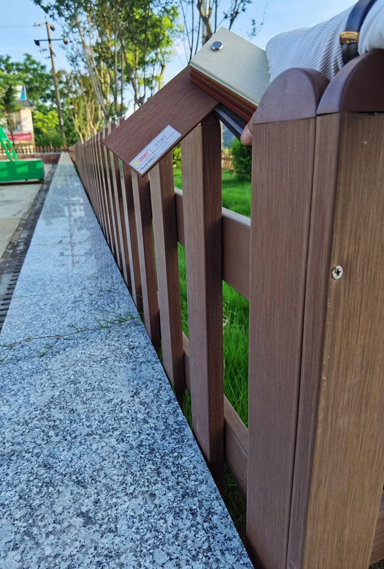 武鸣苞张村基建升级：高端塑木护栏打造乡村基础配套设施