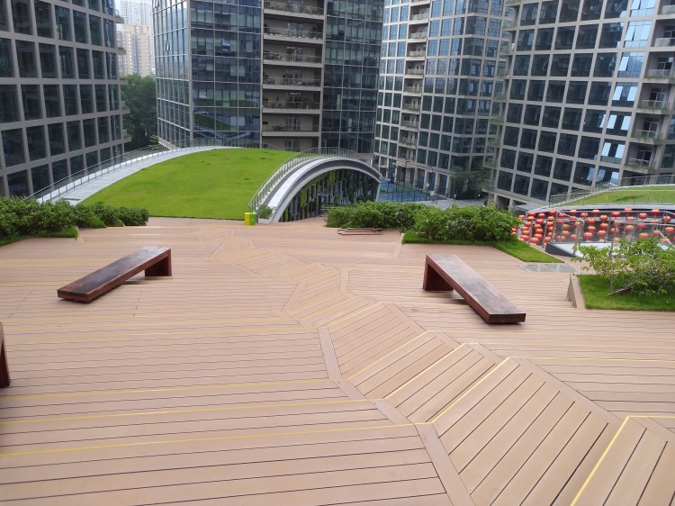 百妥木高端塑木地板的实景应用优势，深圳侨城坊户外景观改造案例