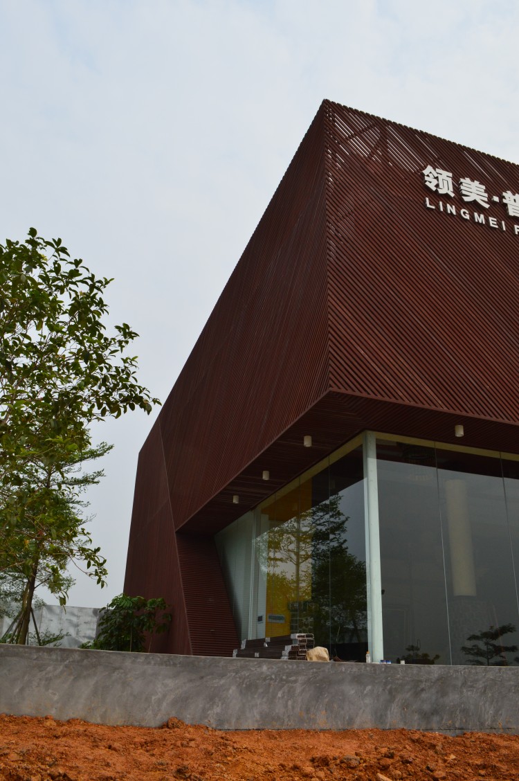 百妥木塑木格栅解决户外建材通病：纯水岸售楼部景观工程案例