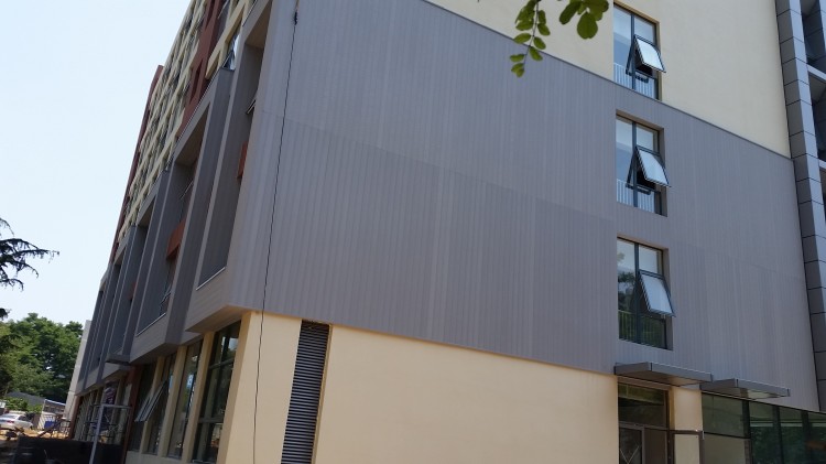 百妥木塑木墙板落地青岛东部市立医院办公楼，让医疗工装品质升级