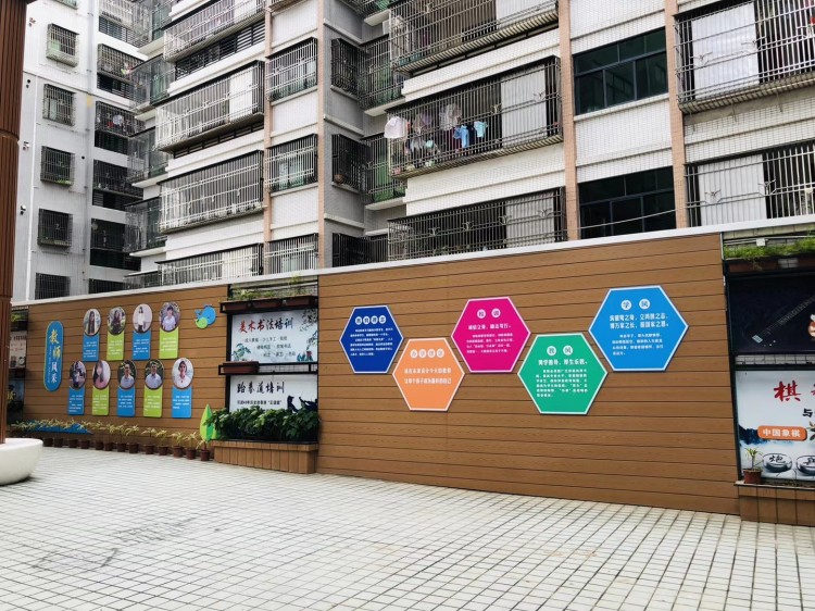 汕尾鸿志实验学校墙面改造案例，高端塑木墙板适配校园实景应用