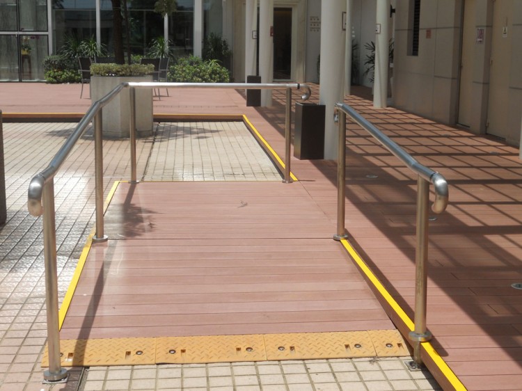 百妥木塑木地板适配香港仁安医院实景应用，医疗户外铺装优选案例