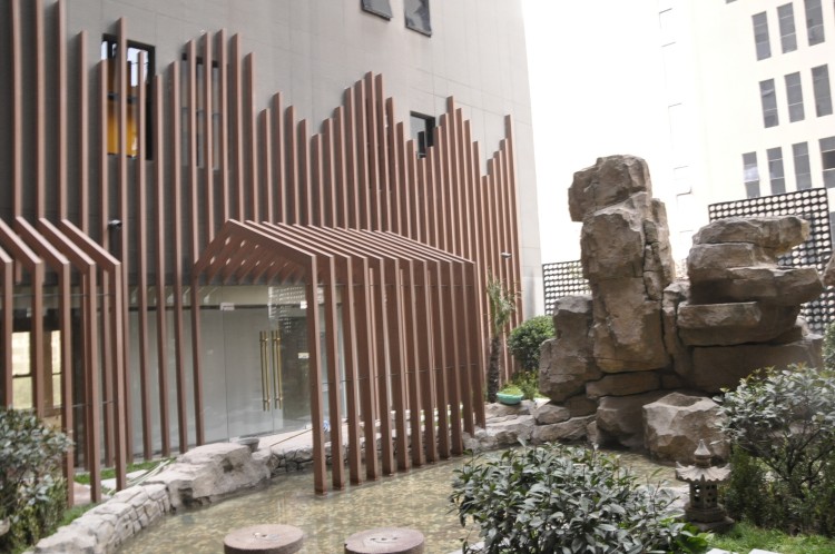 高端会所装修选材攻略：塑木格栅的场景应用优势