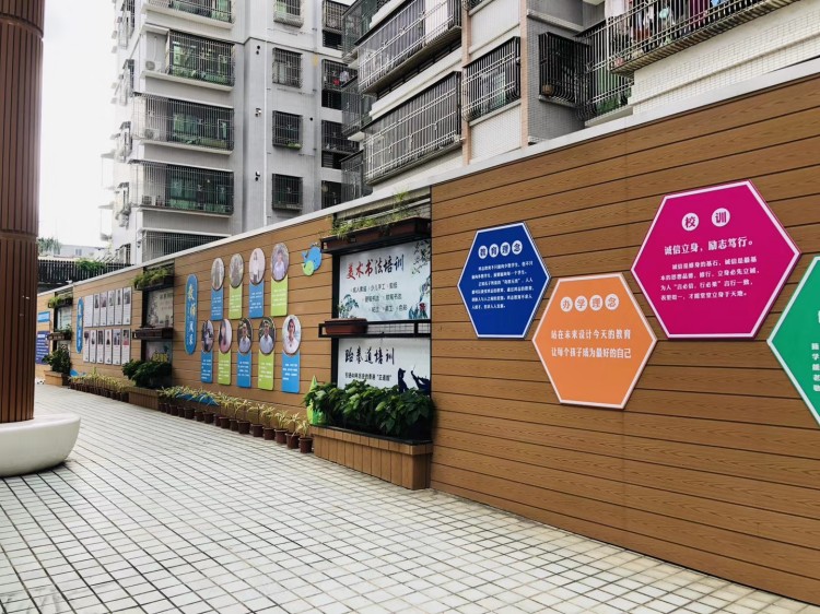 汕尾鸿志实验学校墙面改造案例，塑木墙板适配沿海校园场景