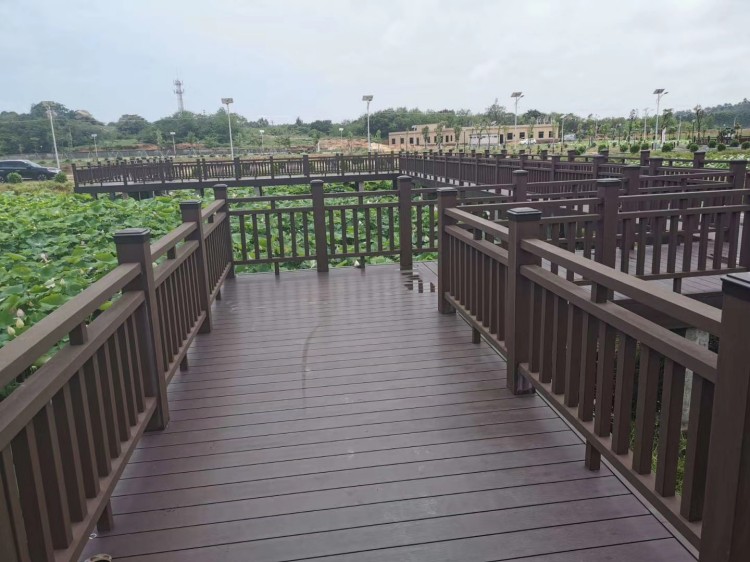 汕尾荷花池景观升级：塑木护栏场景化选材实战案例