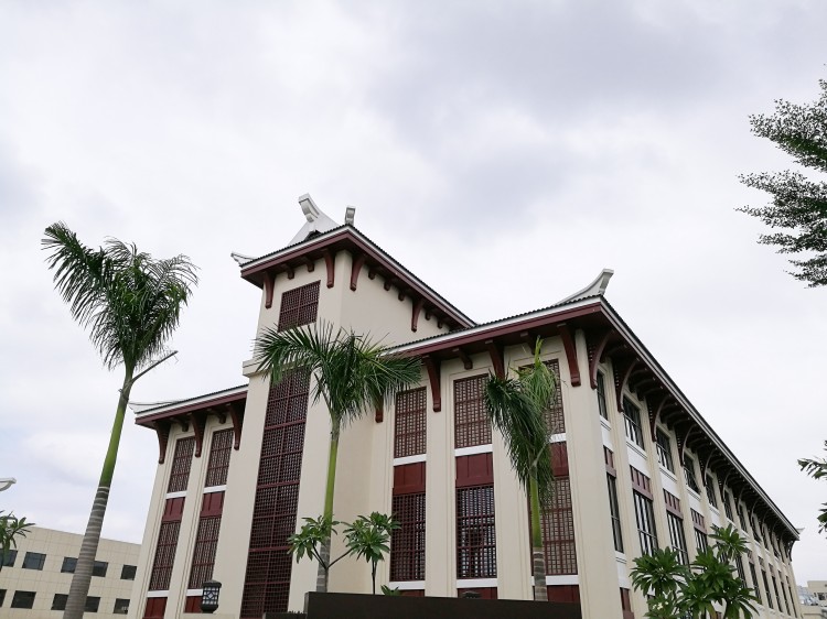 百妥木塑木格栅在德曼门业外立面装饰升级案例
