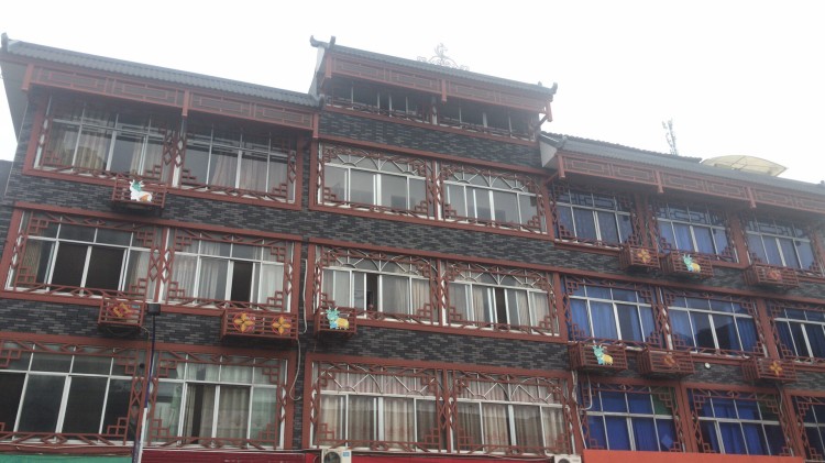 百妥木塑木格栅在马山新兴街窗花改造，焕新街区风貌