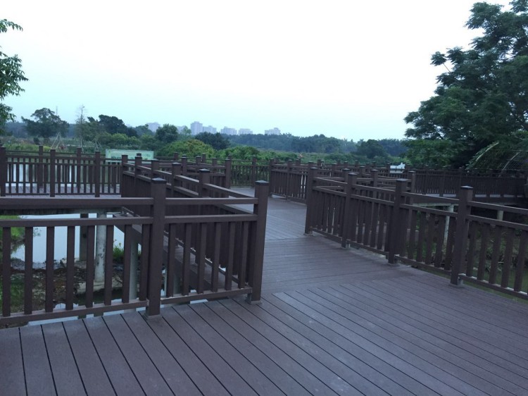广东PVC塑木地板厂家百妥木，工程级品质适配全场景铺装