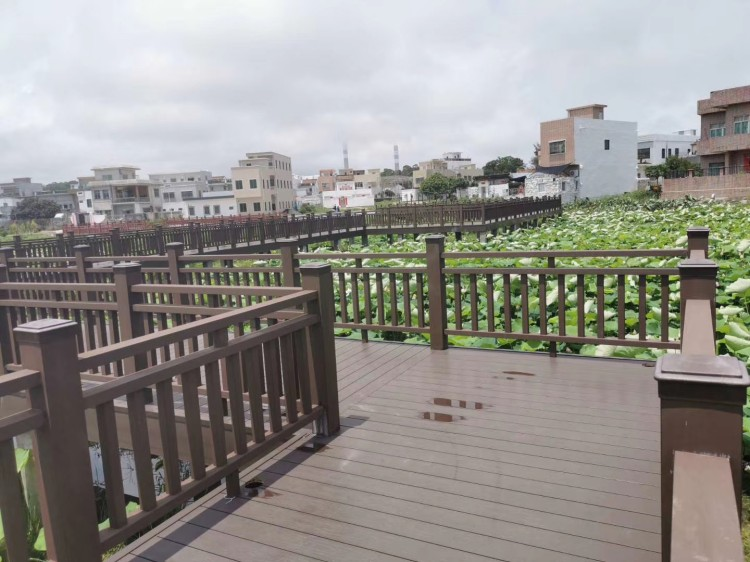 广东塑木地板厂家百妥木：圆孔和方孔地板怎么选?看工艺与落地场景