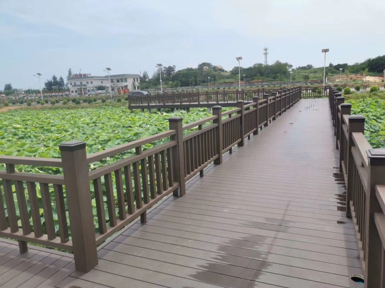 广东塑木地板厂家百妥木：圆孔和方孔地板优缺点及适用场景选择